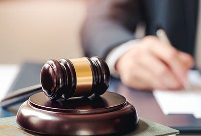 Documento legal detallando delitos criminales que pueden resultar en deportación en los Estados Unidos Documento legal detallando delitos criminales que pueden resultar en deportación en los Estados Unidos