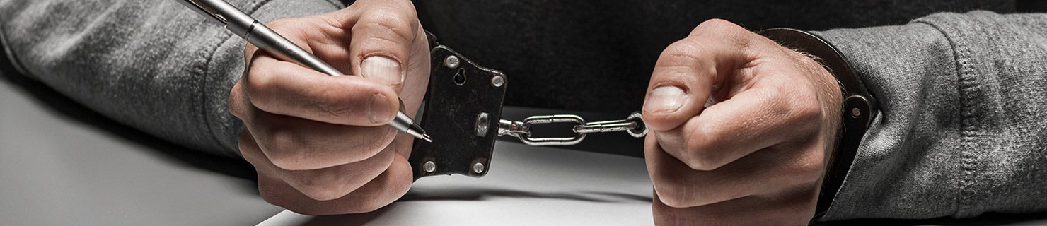 Hombre esposado esperando sus cargos penales que podrían llevarlo a la deportación por un delito que cometió en los Estados Unidos Hombre esposado esperando sus cargos penales que podrían llevarlo a la deportación por un delito que cometió en los Estados Unidos