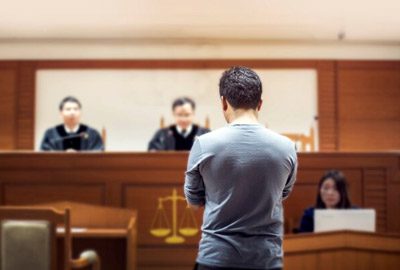 Hombre siendo juzgado por delito grave y posiblemente siendo deportado Hombre siendo juzgado por delito grave y posiblemente siendo deportado