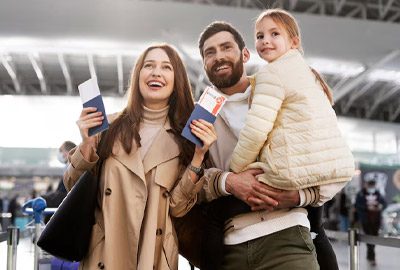 Familia esperando su vuelo a los Estados Unidos luego de haber recibido una visa familiar Familia esperando su vuelo a los Estados Unidos luego de haber recibido una visa familiar