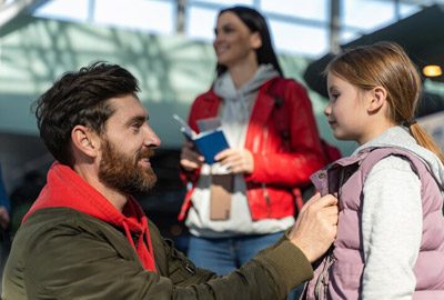 Familia preparándose a viajar luego de haber recibido una visa familiar para los Estados Unidos Familia preparándose a viajar luego de haber recibido una visa familiar para los Estados Unidos