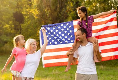 Familia se reencuentra luego de haber recibido una visa de reunificación familiar Familia se reencuentra luego de haber recibido una visa de reunificación familiar