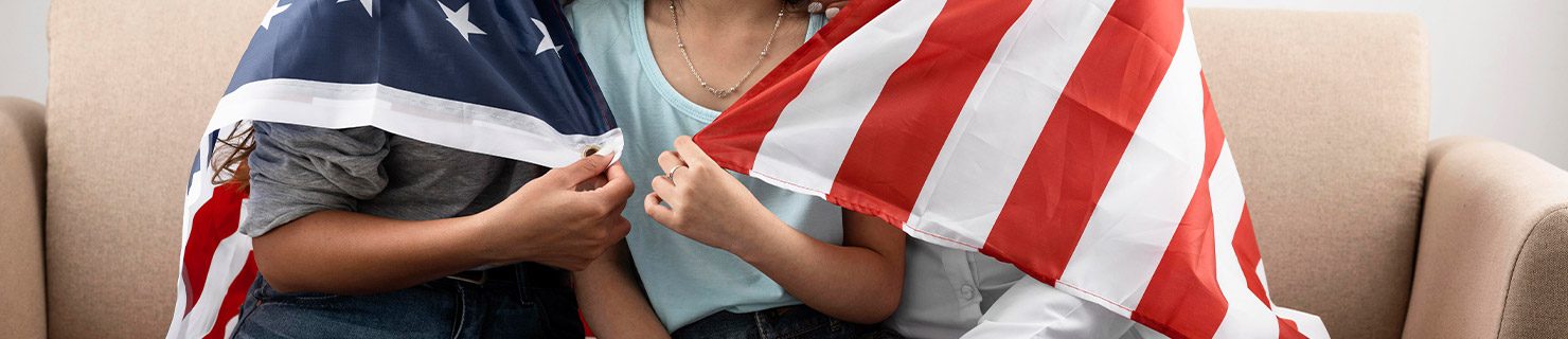 Personas esperando por su visa de reunificación familiar para volver a ver a sus seres queridos Personas esperando por su visa de reunificación familiar para volver a ver a sus seres queridos