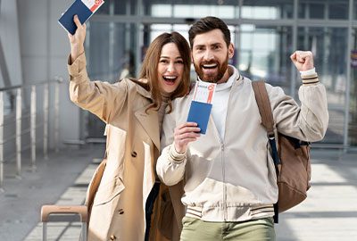 Pareja saliendo de la oficina de inmigración tras haber conseguido la Green Card Pareja saliendo de la oficina de inmigración tras haber conseguido la Green Card