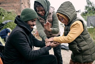 Familia buscando protección temporal gracias a la acción diferida en Estados Unidos Familia buscando protección temporal gracias a la acción diferida en Estados Unidos
