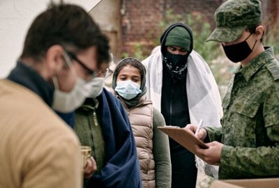 Inmigrantes revisando requisitos para obtener el cambio de estatus en Inmigración por razones humanitarias en Estados Unidos Inmigrantes revisando requisitos para obtener el cambio de estatus en Inmigración por razones humanitarias en Estados Unidos