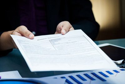 Abogado entregando los documentos para solicitar que se cancele una remoción Abogado entregando los documentos para solicitar que se cancele una remoción
