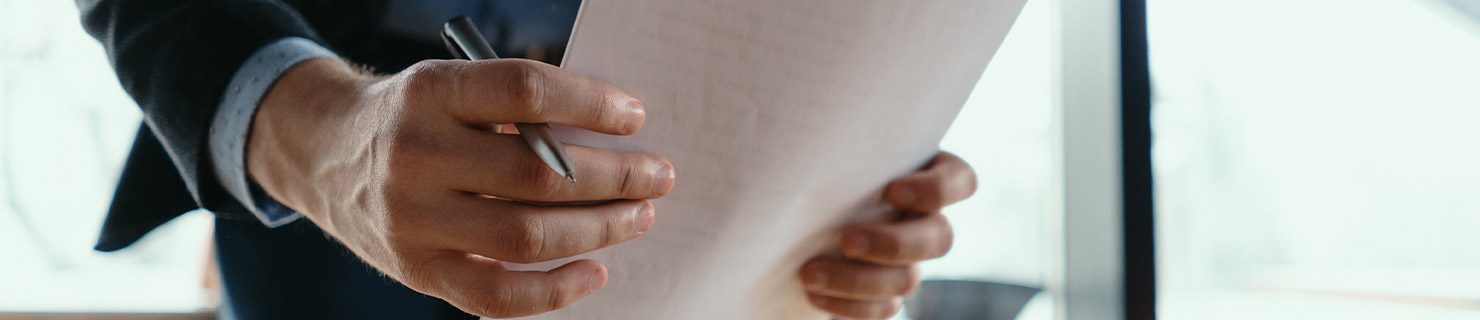 Abogado preparando la apelación en defensa contra una deportación Abogado preparando la apelación en defensa contra una deportación