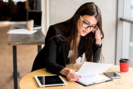 Asesora legal de firma de abogados de inmigración revisando documentos de aplicantes a Oportunidad de Empleo en Derecho Migratorio en Perdomo & Associates Immigration Law en Dallas