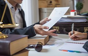 Individuo preparando documentos para procesos de Llamamientos y Mociones para reabrir en Dallas